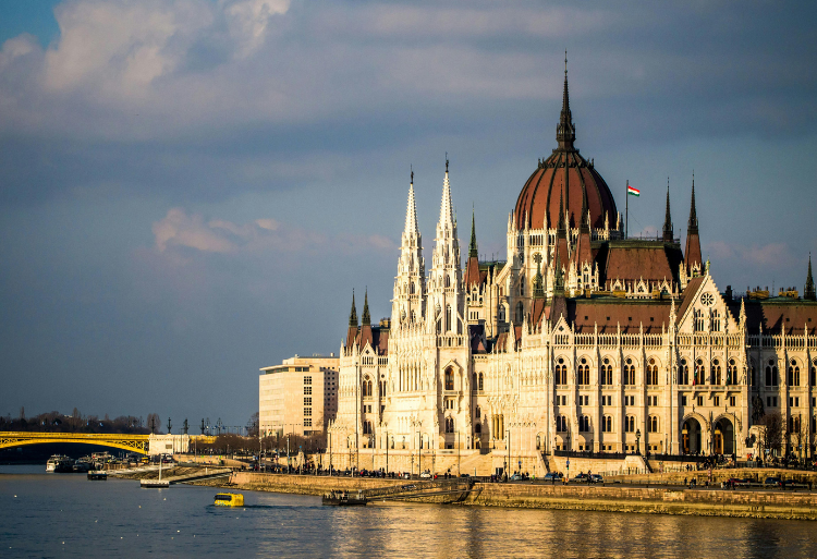 Hongrie : bourses d’études pour tous les cycles universitaires 2026-2027